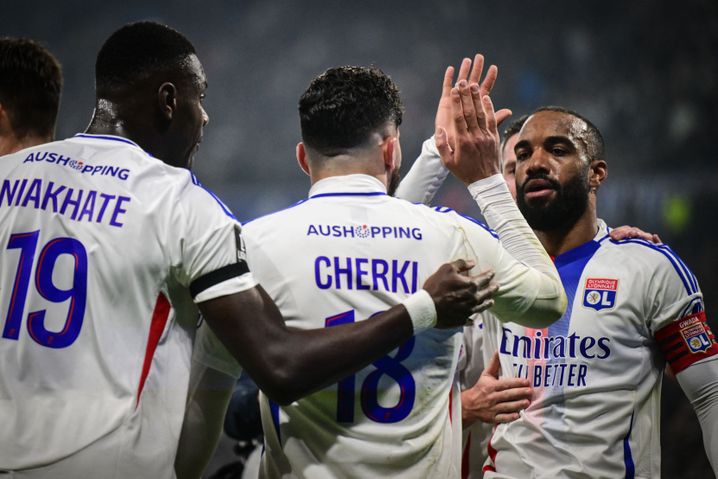 Auteur de son premier but de la saison à domicile, Alexandre Lacazette a été félicité dimanche par Moussa Niakhaté et par Rayan Cherki.