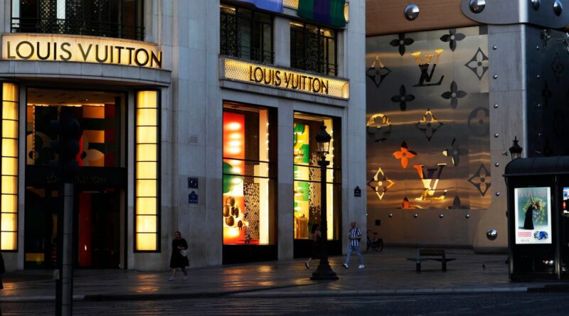 Paris : Un magasin Louis Vuitton cambriolé à la voiture bélier