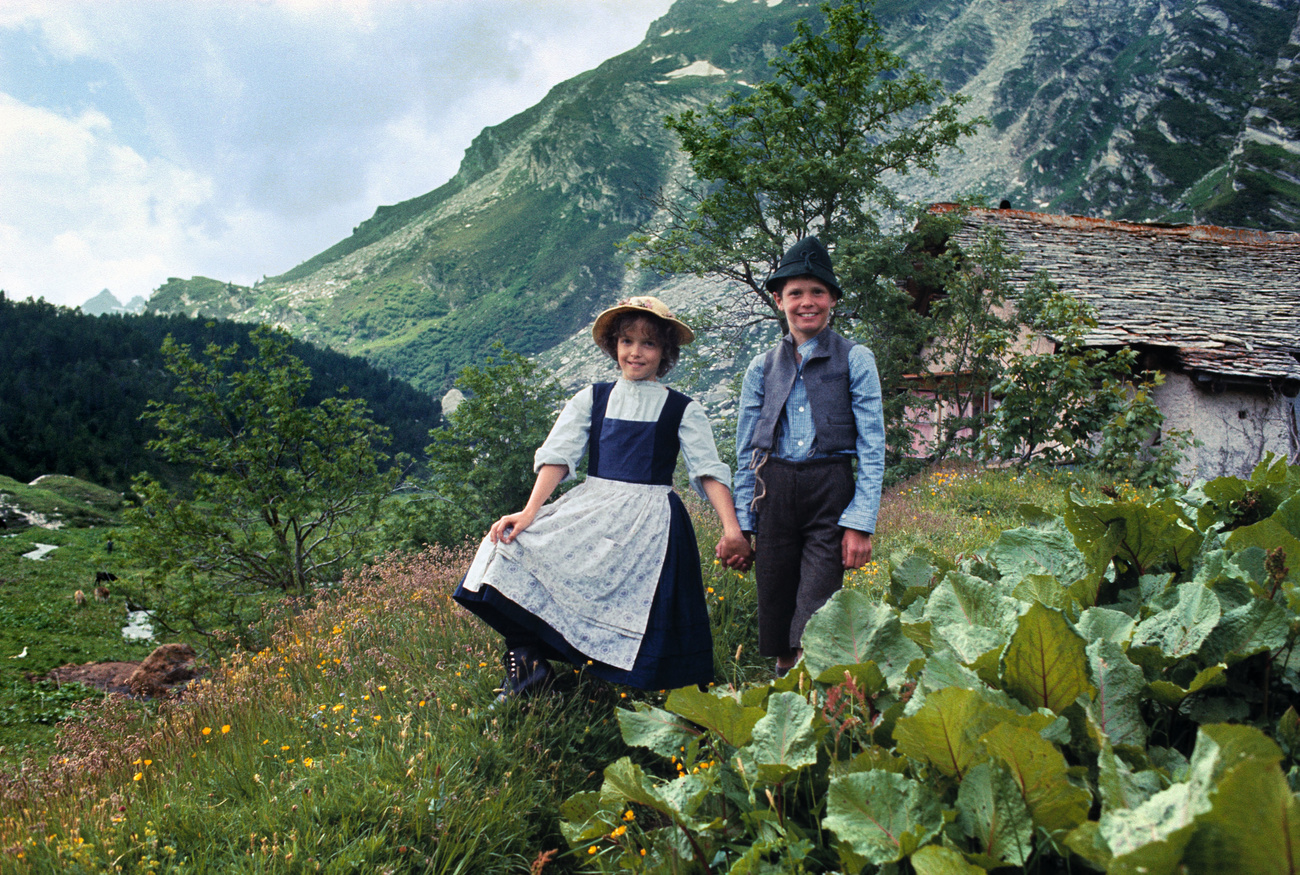 Heidi et Peter sur l'alpage. Une scène d'une série télévisée des années 70.