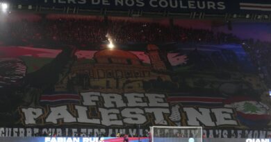 PSG - Atlético de Madrid : Un énorme tifo et des banderoles en soutien à la Palestine et au Liban au Parc des Princes