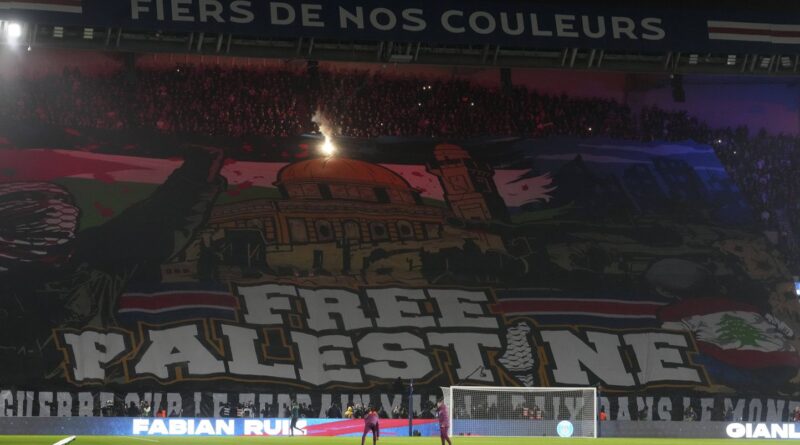 PSG - Atlético de Madrid : Un énorme tifo et des banderoles en soutien à la Palestine et au Liban au Parc des Princes