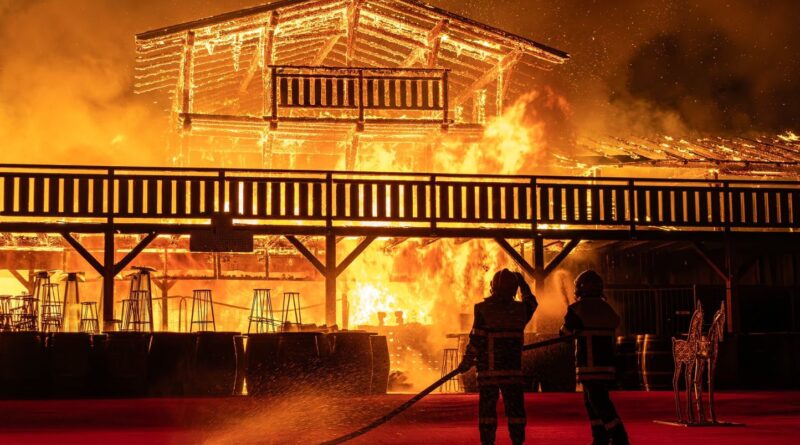 Pyrénées-Orientales : Au Barcarès, l’impressionnant incendie d'un des plus beaux villages de Noël de France