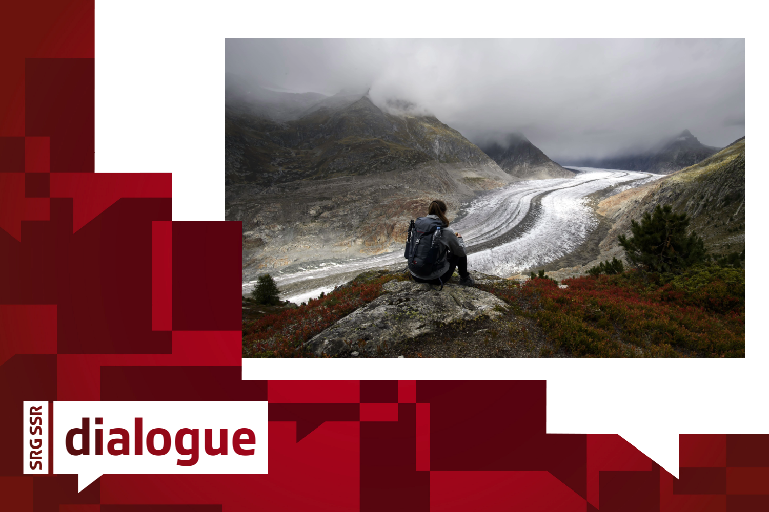 Une femme est assise sur une colline et regarde le glacier d'Aletsch qui rétrécit.