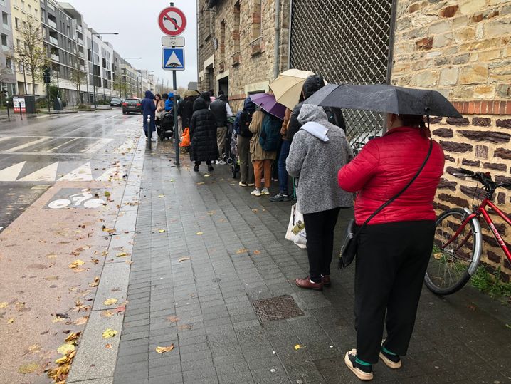 A chaque distribution alimentaire, plusieurs dizaines de personnes font la queue devant l'antenne des Restos du Coeur de la rue de l'Alma, à Rennes.