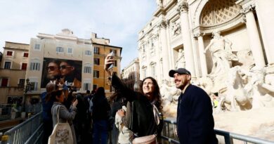 Rome : En travaux, la célèbre fontaine de Trévi continue de se visiter depuis une passerelle