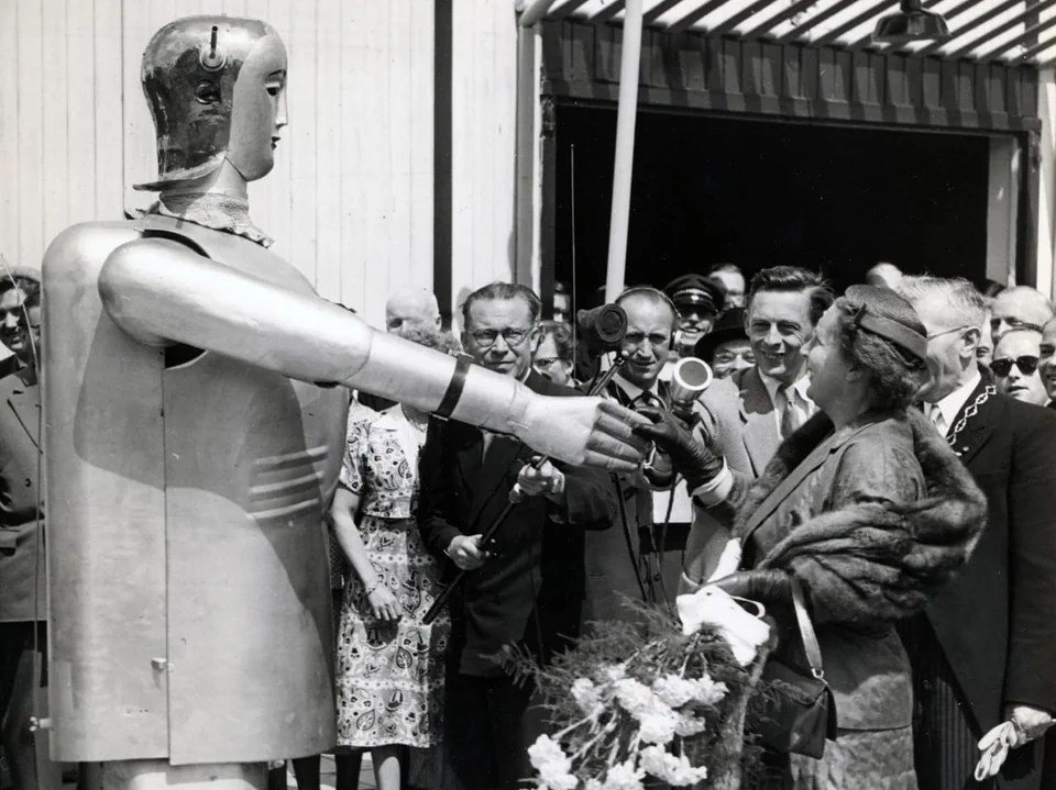 Robot offrant des fleurs à la reine des Pays-Bas.