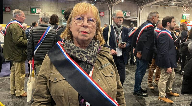 Salon des maires : « On nous enfonce encore la tête sous l’eau »… Les élus s’agacent des coupes budgétaires