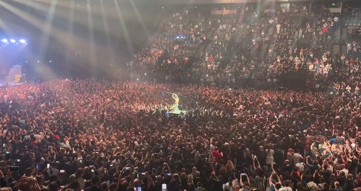 Au centre de la fosse de l'Accor Arena de Paris, le public dans une danse endiablé menée par Frah, le chanteur de Shaka Ponk.