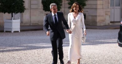 Soupçon de financement libyen : Carla Bruni-Sarkozy avoue avoir possédé un téléphone au cœur de l’enquête sur son mari