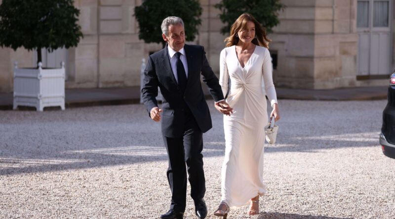 Soupçon de financement libyen : Carla Bruni-Sarkozy avoue avoir possédé un téléphone au cœur de l’enquête sur son mari