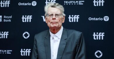 Stephen King quitte lui aussi X… Selon Jean-Jacques Goldman, Michèle Laroque chante comme une casserole…