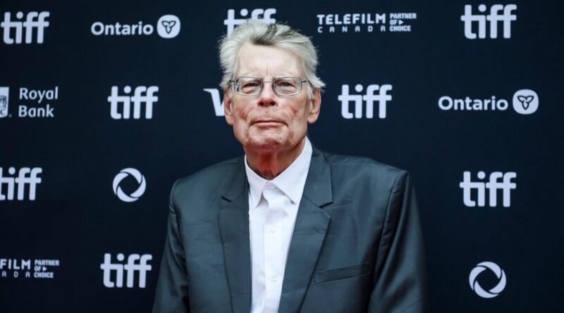 Stephen King quitte lui aussi X… Selon Jean-Jacques Goldman, Michèle Laroque chante comme une casserole…