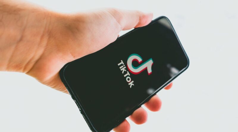 TikTok : Tape à la porte de toutes tes forces… Ce nouveau défi potentiellement dangereux inquiète la police