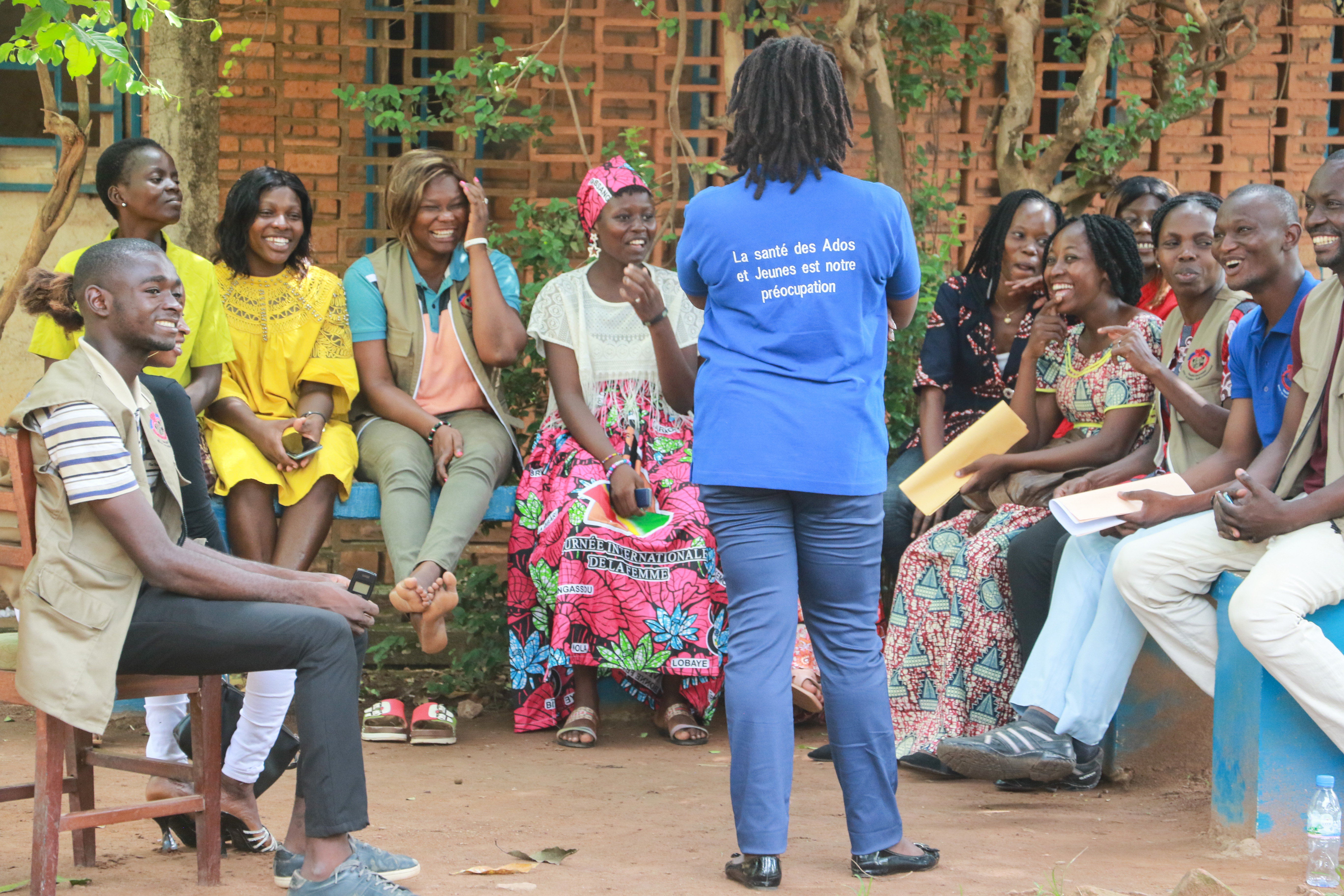 Groupe écoutant une éducatrice en République Centrafricaine