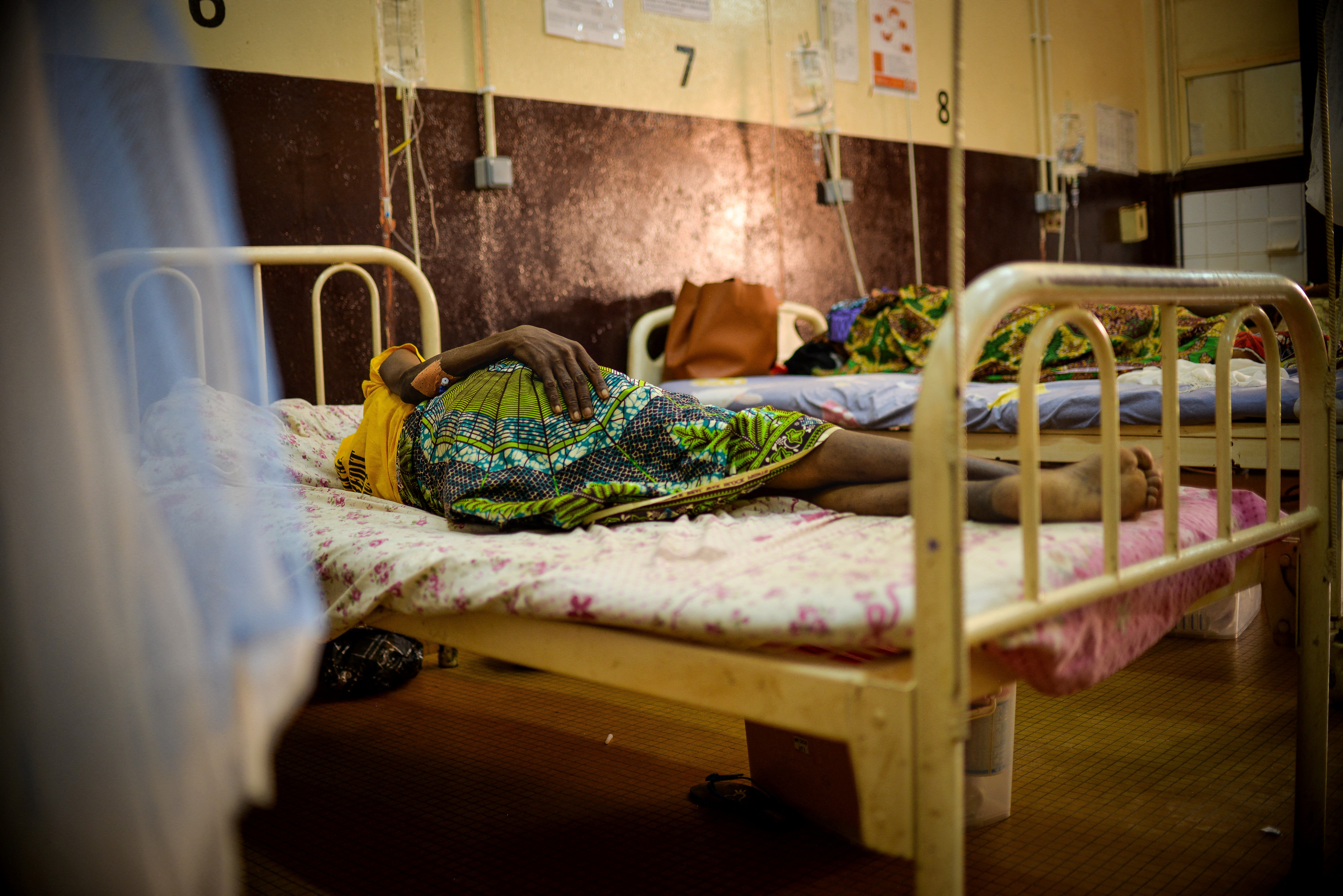 Patiente sur son lit dans un hôpital de Centrafrique.