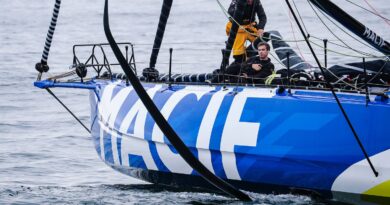 Vendée Globe : Charlie Dalin en tête devant Sébastien Simon