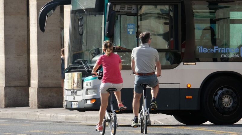 Violences routières : Un chauffeur de bus semble se vanter d’intimider un cycliste… La RATP le met à pied