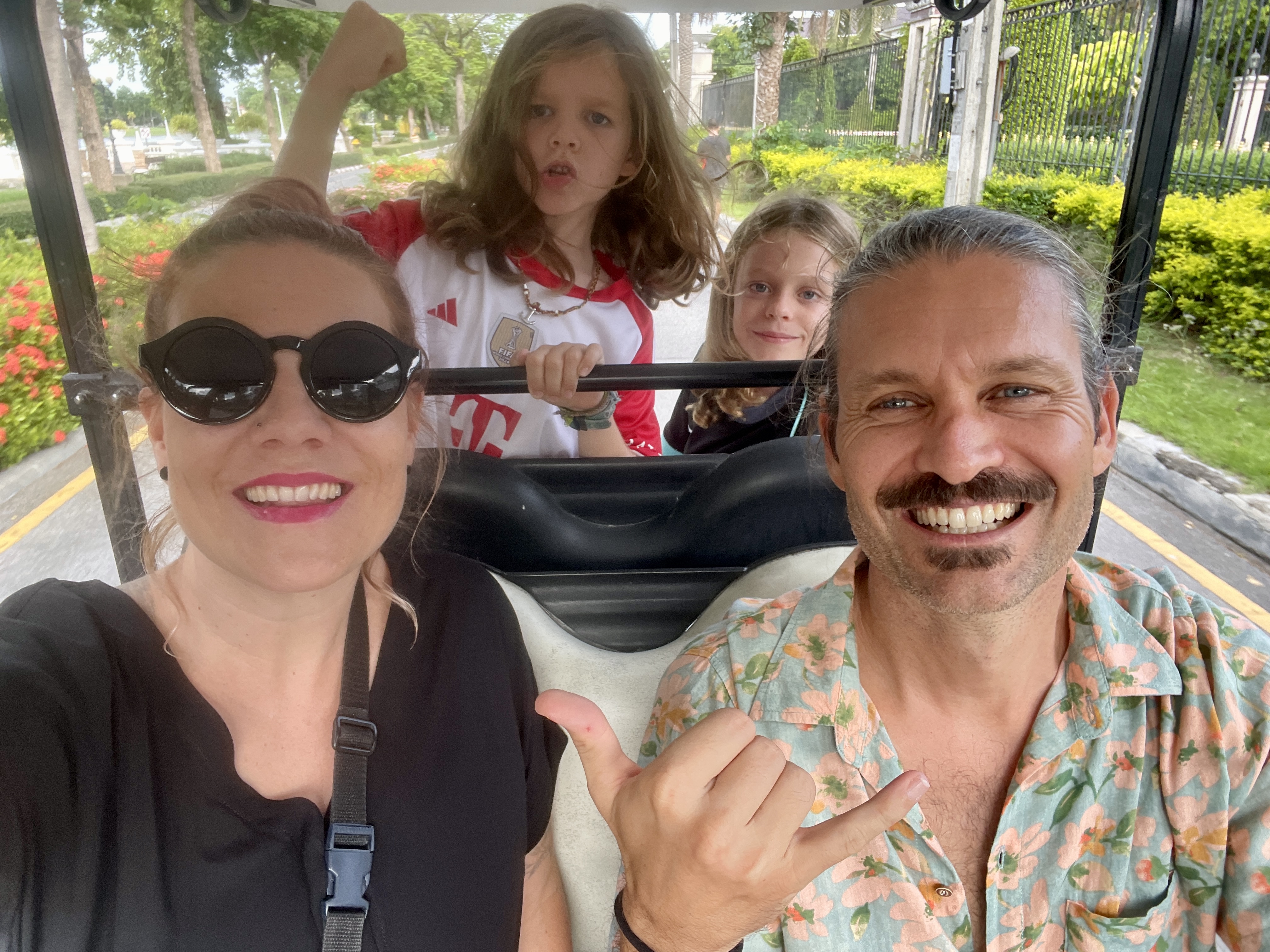 En promenade dans Bangkok avec la nouvelle voiture familiale: une voiturette de golf.