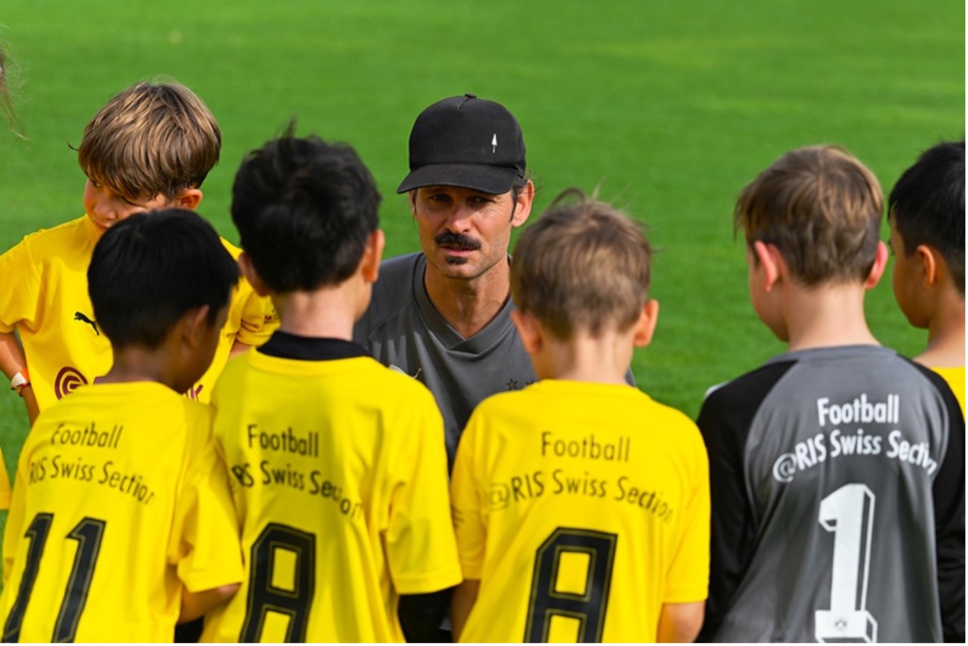 Marius Karrer s'engage à Bangkok comme entraîneur de football dans la BVB International Academy Thailand.