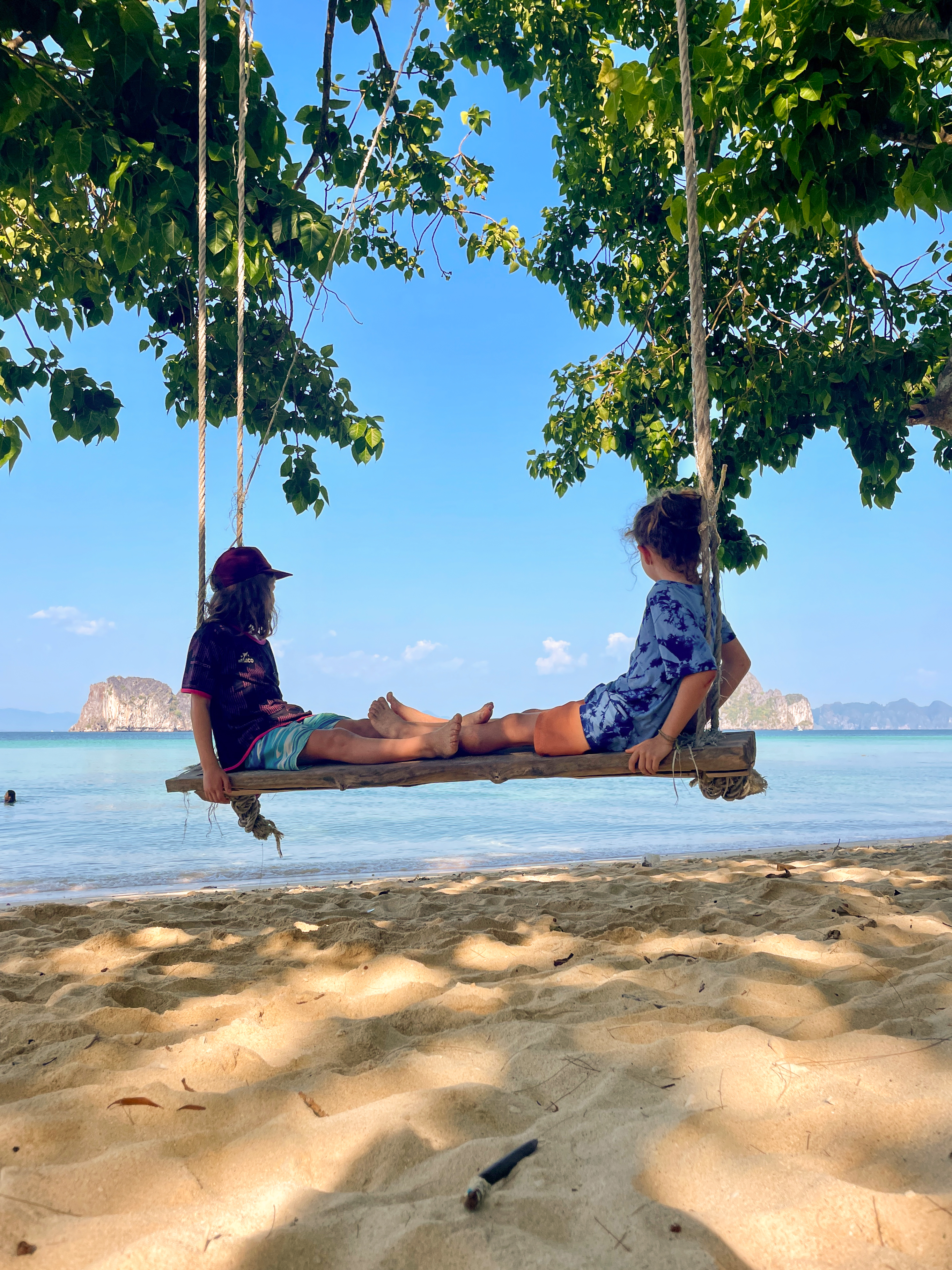 Les deux garçons Karrer aiment la mer, facilement accessible depuis Bangkok.