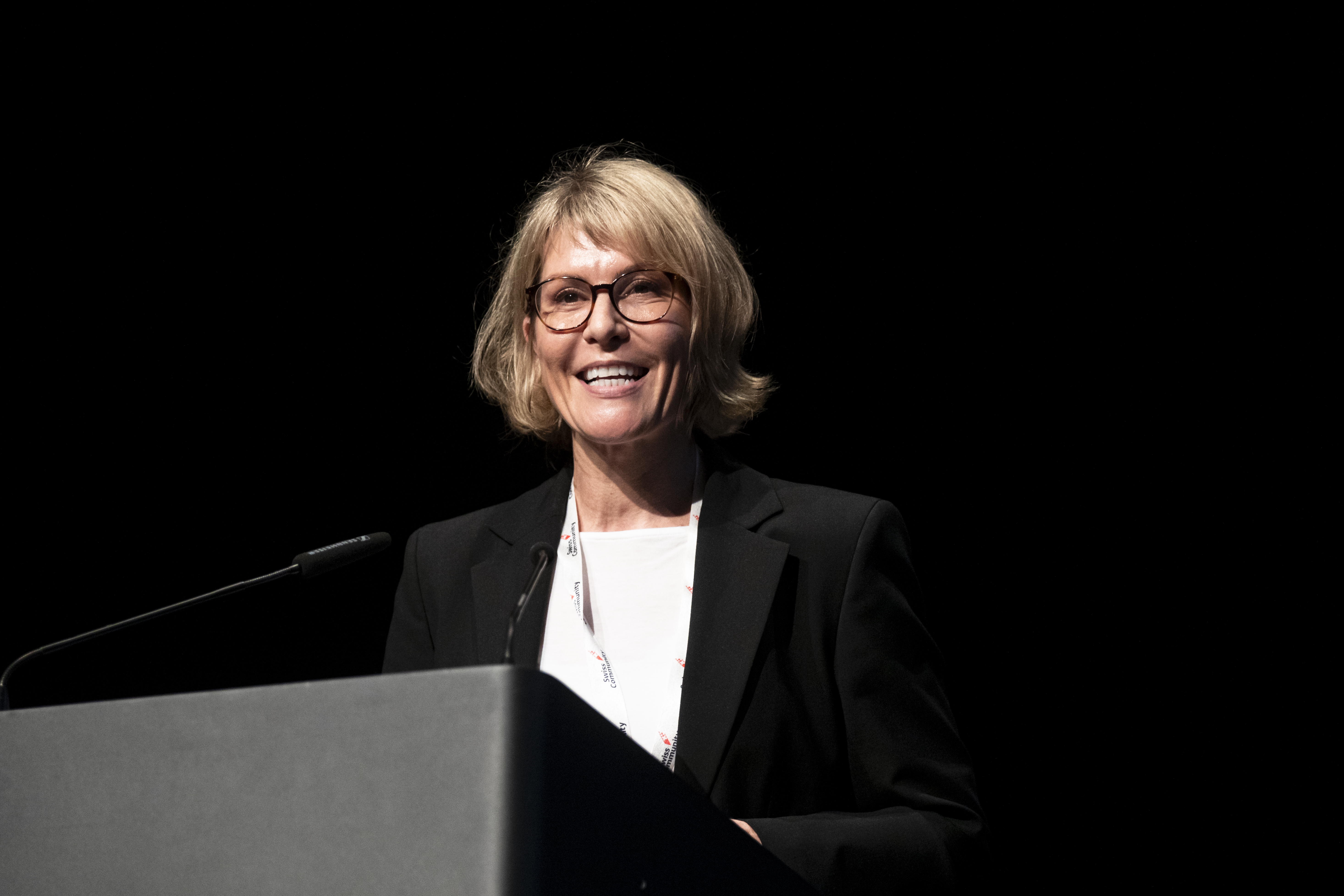 Ariane Rustichelli à la tribune, lors du Congrès des Suisses de l'étranger de juillet 2024, à Lucerne.