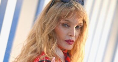 Arielle Dombasle joue les reines de Noël avec son single « Jingle Bells » en trois langues