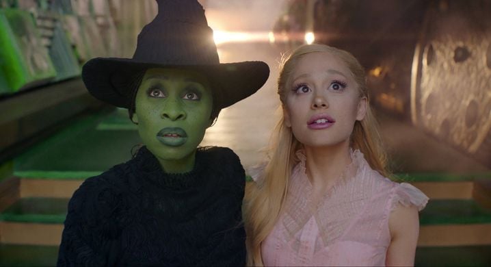 Cynthia Erivo, à gauche, et Ariana Grande dans une scène du film « Wicked ».