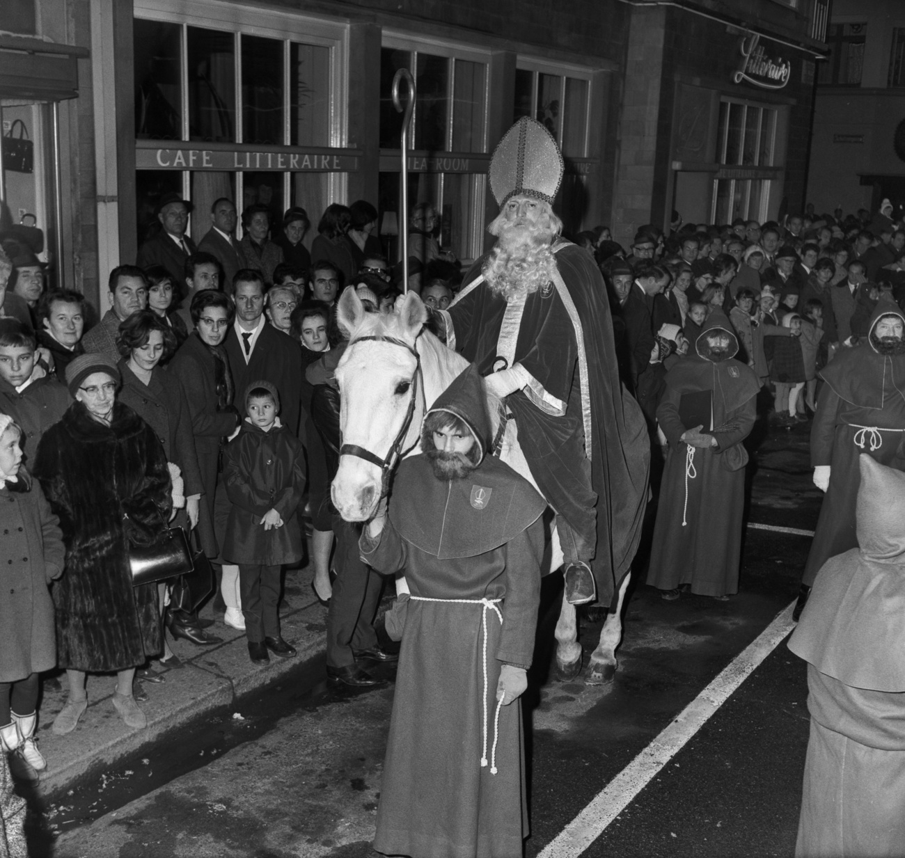 Un Schmutzli au visage propre guide Saint-Nicolas