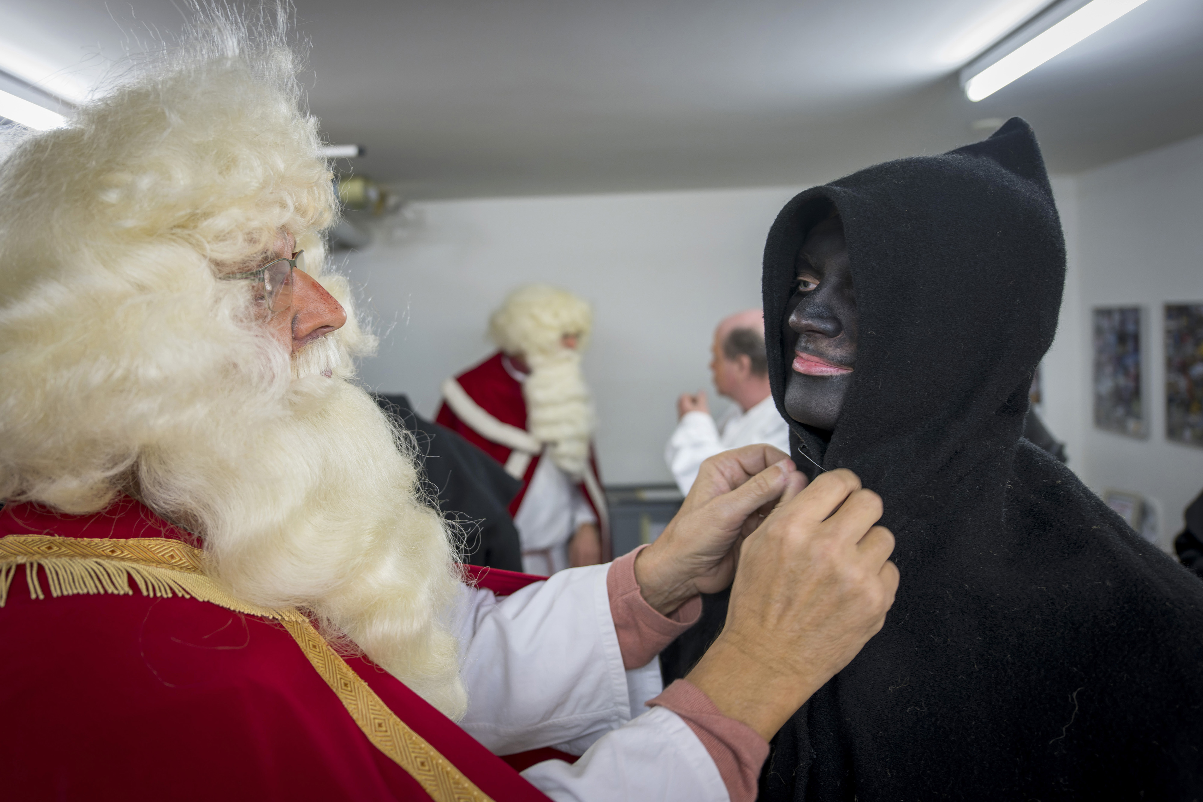 Les Schmutzlis de Stäfa se peignent le visage en noir.