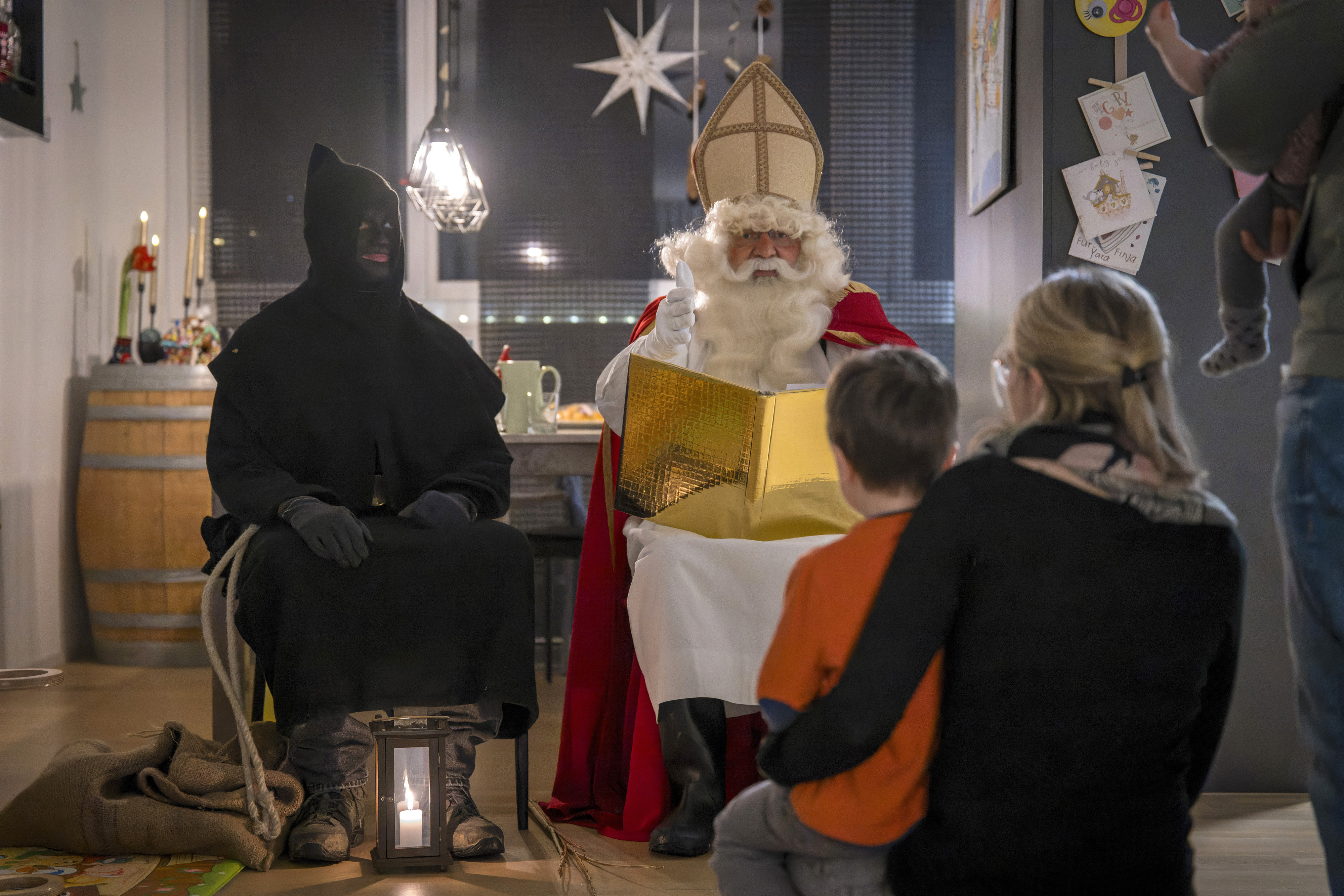 Schmutzli et Saint-Nicolas vont de maison en maison à Stäfa