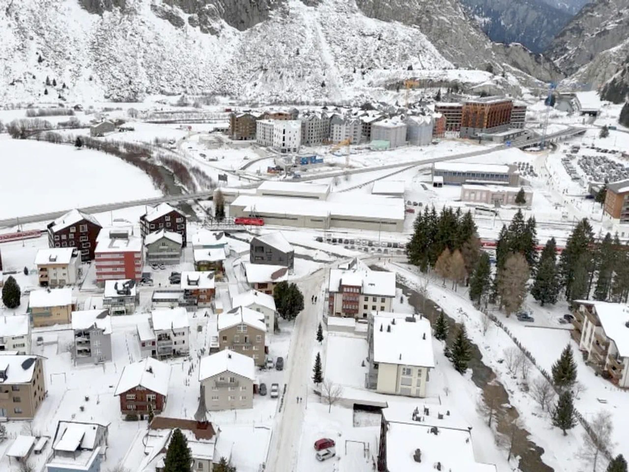 Le quartier de Reuss (en haut de l'image), que Sawiris a fait sortir de terre, se trouve un peu à l'écart du centre historique du village d'Andermatt.