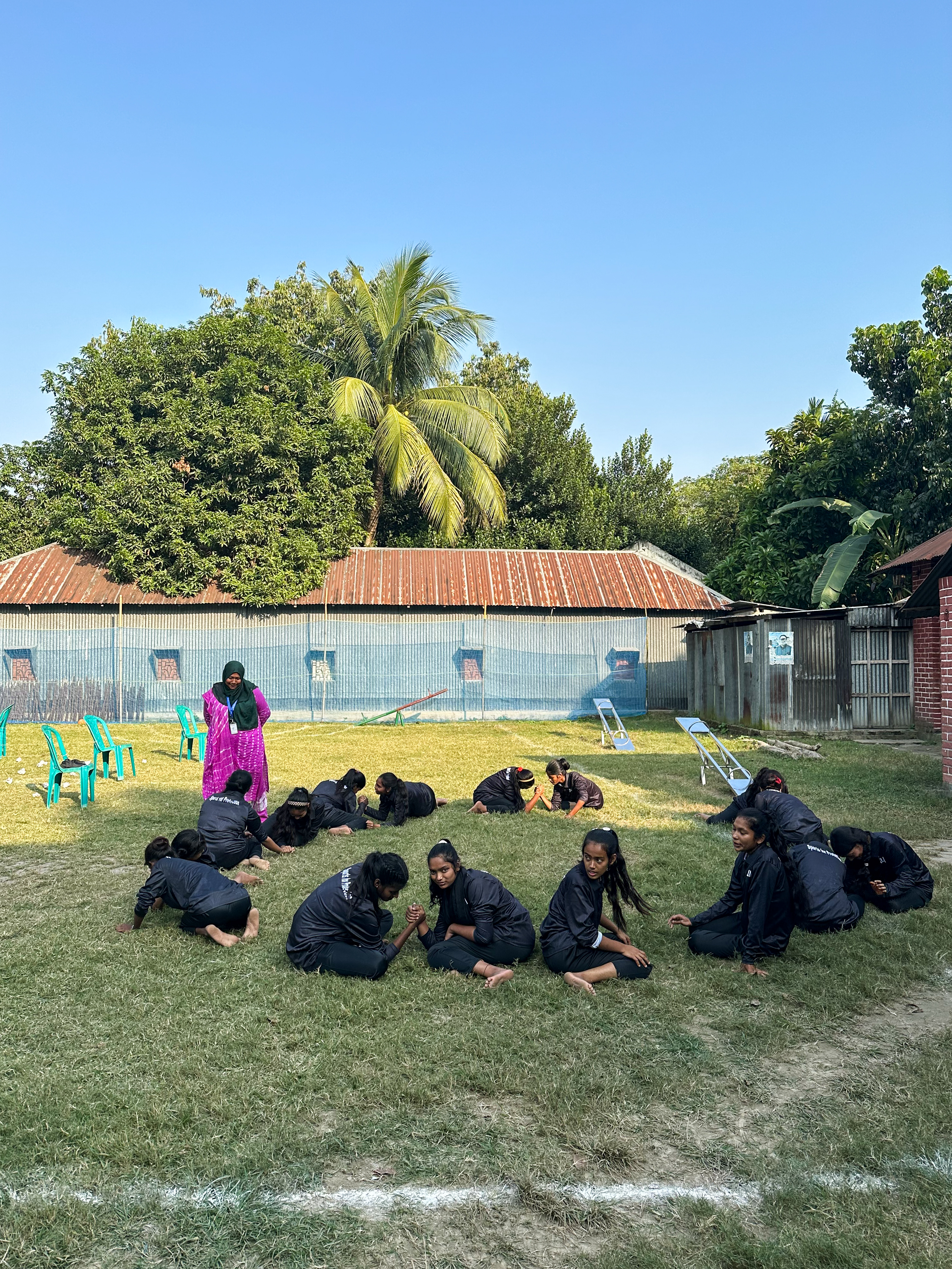 Faire face au sérieux de la vie en s'amusant: les activités de l'ONG locale MMS s'adressent aux filles de Daulatdia, qui grandissent souvent dans des conditions très difficiles.