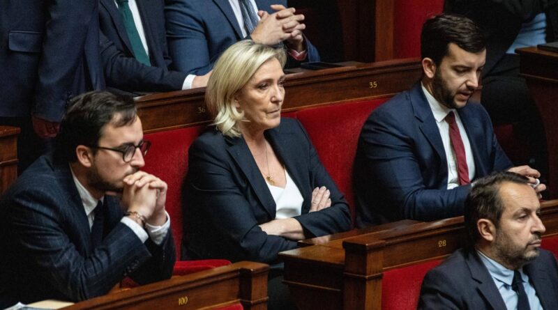 Budget 2025 : Le gouvernement a « mis fin à la discussion » selon Marine Le Pen, la censure se rapproche