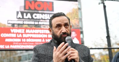 C8 écartée de la TNT : Cyril Hanouna participe à une manifestation devant l’Arcom pour défendre sa chaîne