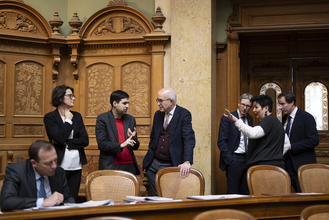 Recherche d'un compromis: les conseillers nationaux socialiste Samuel Bendahen et Céline Widmer échangent avec des membres de l'UDC.