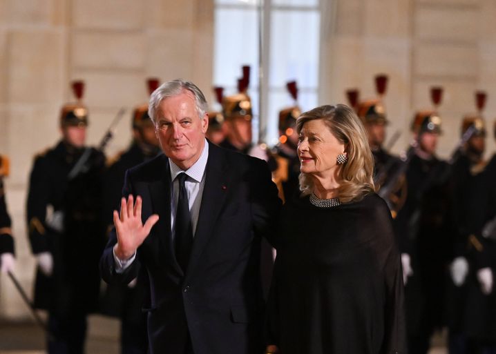 Quatre-vingt dix jours, trois mois ou un trimestre. C'est le temps passé par Michel Barnier, ici avec sa femme Isabelle Altmayer, au poste de Premier ministre. Un record.