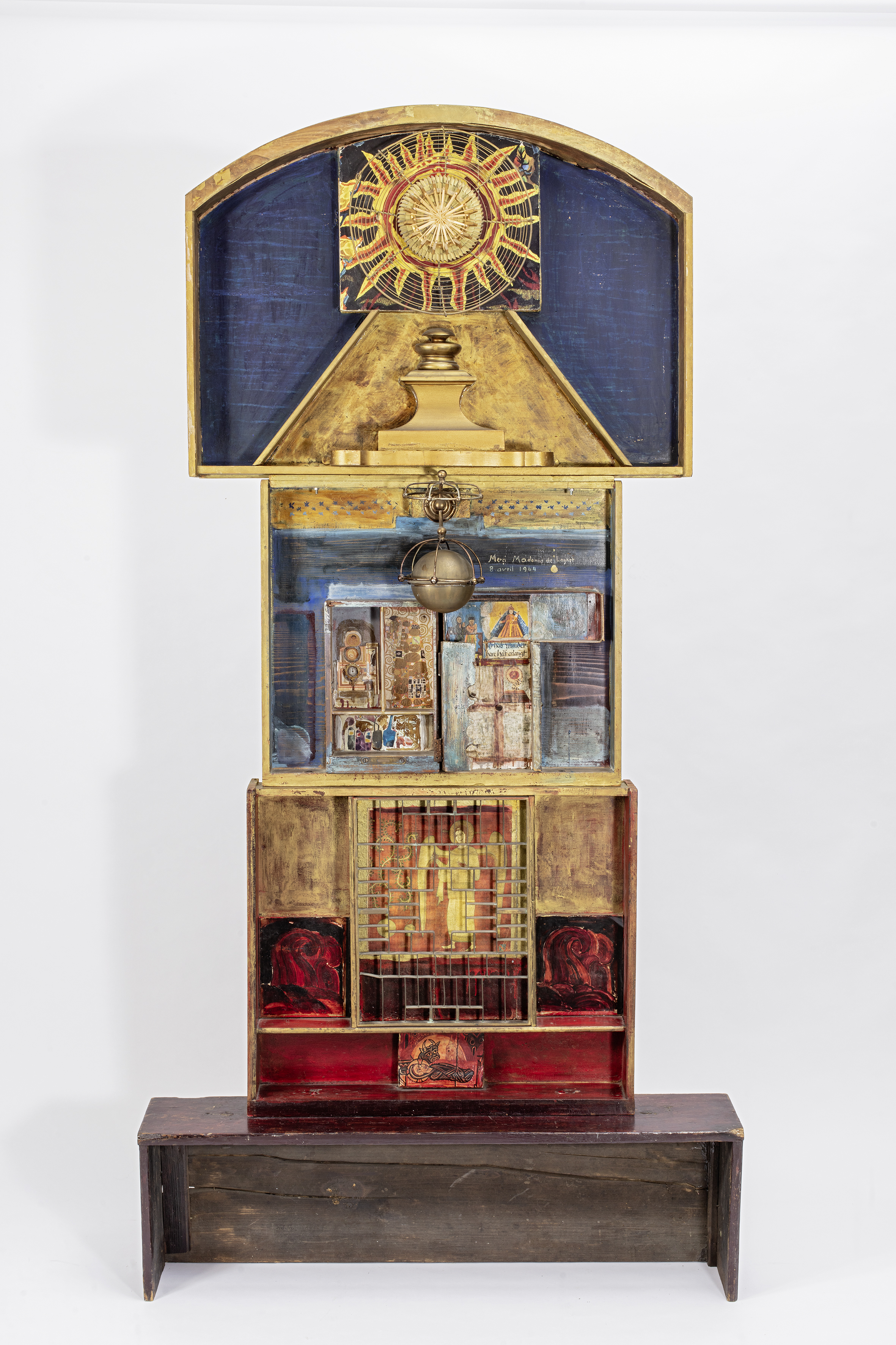 «Shrine III (Madonna de Laghet)» d’Eva Wipf (1964-68). Oeuvre faite d’armoires en bois, de porte-savons, d'un socle d'horloge désincarné et d'une grille usée de cuisine transformée en fenêtre grillagée et cage, donnant un ange médiéval.