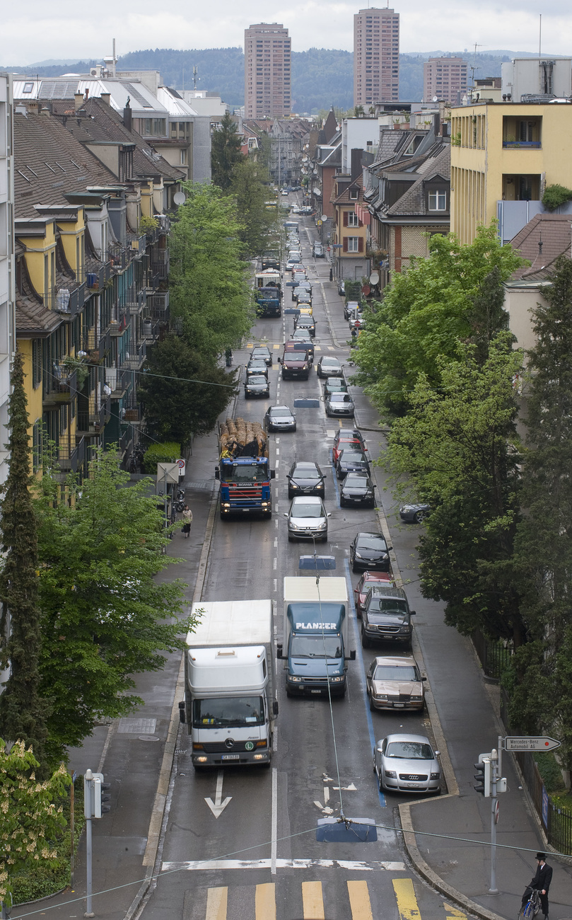 La Weststrasse avant: un trafic intense avec des véhicules lourds jour et nuit.