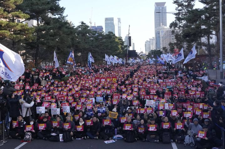 Un rassemblement exigeant la destitution du président sud-coréen Yoon Suk Yeol, devant l'Assemblée nationale à Séoul, en Corée du Sud, le samedi 7 décembre 2024. Sur les affiches : le mot "destitution".