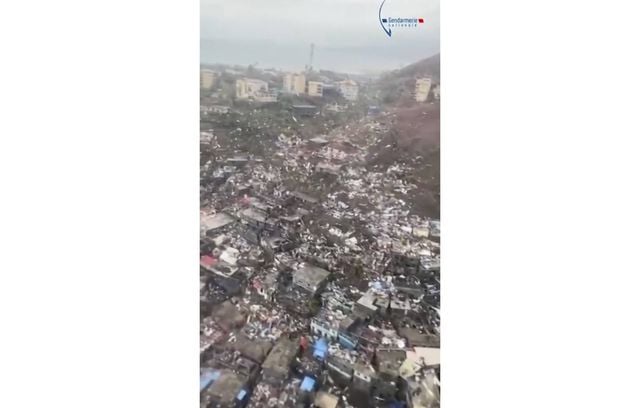 Une autre image tirée d’une vidéo diffusée par la gendarmerie nationale, qui met en lumière la vulnérabilité de nombreux logements dans le petit archipel de l’océan Indien, où environ un tiers de la population vit dans de l’habitat précaire, qui a été entièrement détruit. Selon les données les plus récentes de l’Insee (qui datent de 2017), quatre habitations sur dix sont en tôle à Mayotte, et trois sur dix n’ont pas l’eau courante.