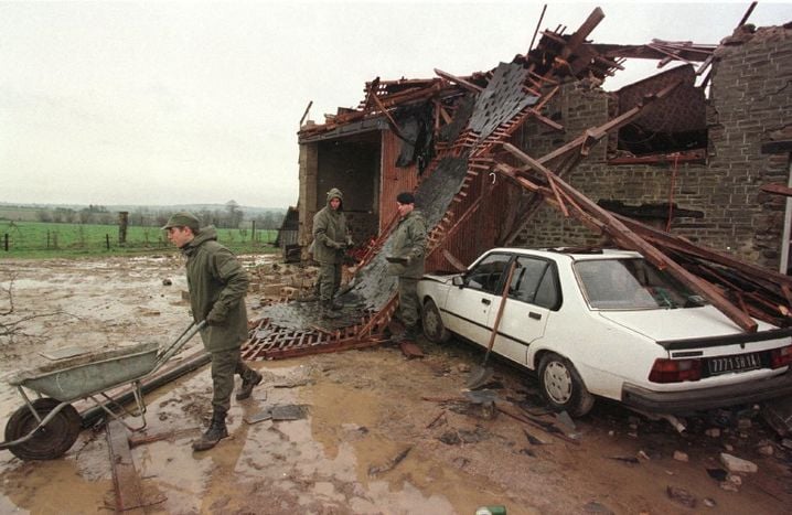 Des maisons entières ont été soufflées par les tempêtes Lothar et Martin en 1999. Ici à Bretteville-sur-Odon, dans le Calvados.