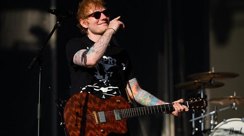 Ed Sheeran prêt à réveiller ses anciens succès de « grande pop »… Elton John en galère face à la machine à laver…