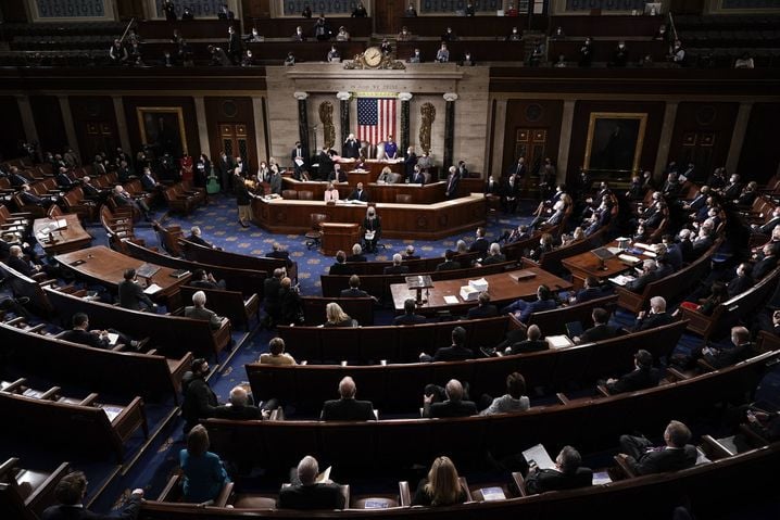 Le 6 janvier 2021 à Washington, avant que ne débute l'assaut du Capitole, le vice-président Mike Pence et la présidente de la Chambre des représentants Nancy Pelosi, présidaient une session conjointe de la Chambre et du Sénat réunis pour compter les votes du collège électoral.