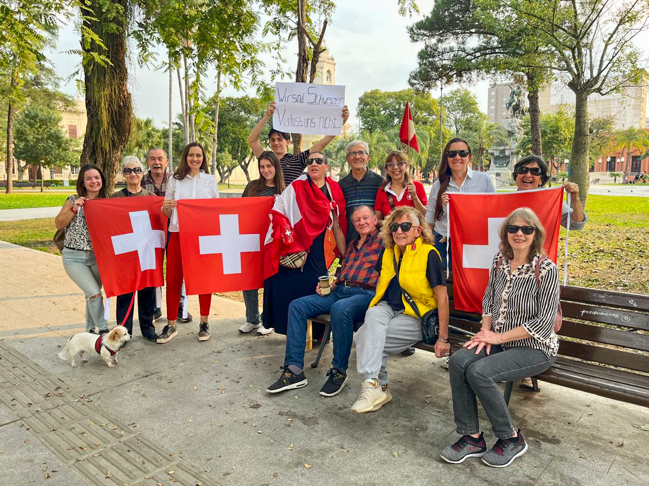 Le 1er août est un jour important: «Chaque année, ici en Argentine, nous célébrons la fête nationale suisse et nous nous rappelons que nous sommes des Suisses», explique Dylan Kunz (au centre de la photo, banderole en main).