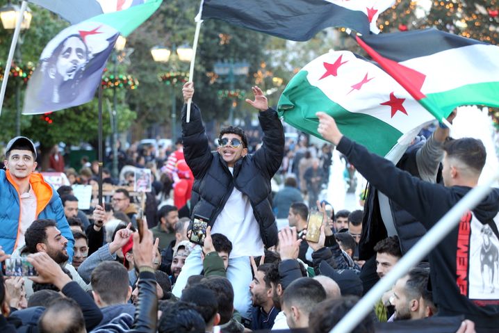 Sur l'esplanade en face du Parlement dans le centre d'Athènes, la foule, constituée en majorité de Syriens, a scandé « Allah, Syrie, liberté ! », dimanche 8 décembre 2024.