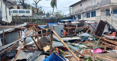 EN DIRECT Cyclone à Mayotte : Course contre la montre pour aider les sinistrés, la crainte de « centaines de morts »…