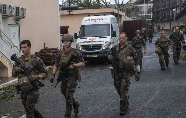 Des soldats patrouillent dans le territoire de Mayotte pour sécuriser les biens et les personnes sur place.