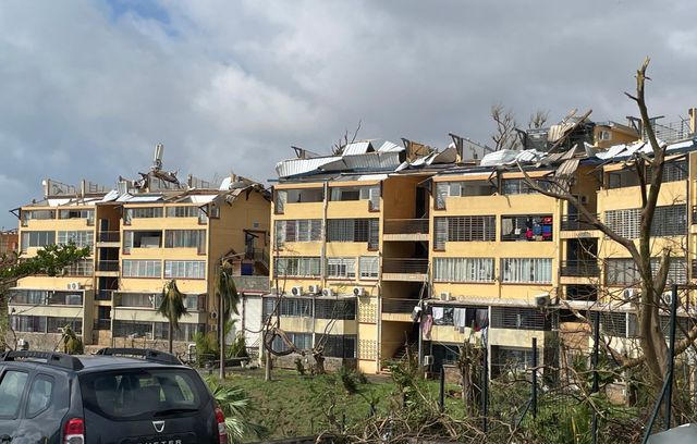 Les bâtiments en dur ont aussi eu du mal à résister au cyclone qui a arraché les toitures et les fenêtres de beaucoup d’immeubles de Mayotte.