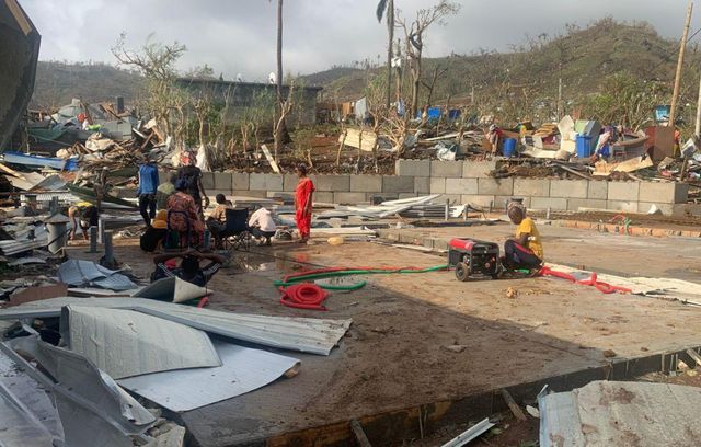 Les habitats ne peuvent que constater les dégâts après le passage du cyclone Chido qui a totalement détruit leurs habitations.