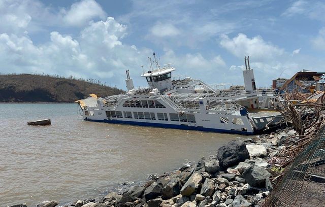 Une photo prise le 15 décembre 2024 montre la barge inter-îles « Karihani » échouée parmi les débris à Mamoudzou après que le cyclone Chido ait frappé le territoire français de Mayotte dans l’océan Indien